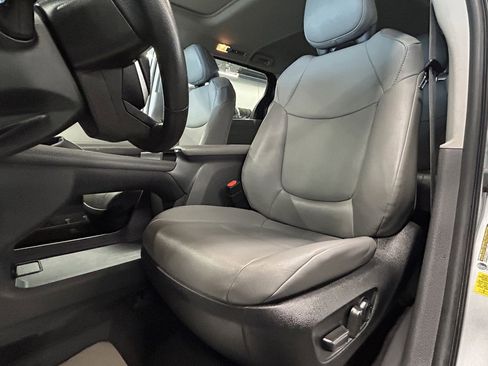 Used 2022 Toyota Sienna XLE image 12
