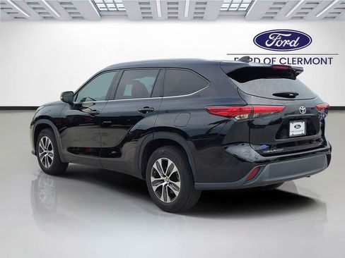 Used 2022 Toyota Highlander XLE FWD image 3
