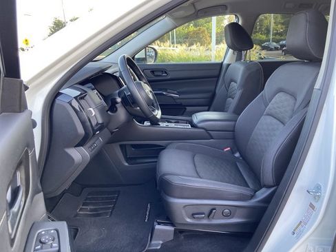 Used 2024 Nissan Pathfinder SV FWD image 37