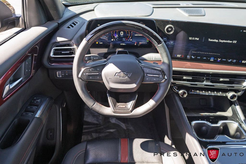 Used 2025 Chevrolet Traverse RS FWD image 2