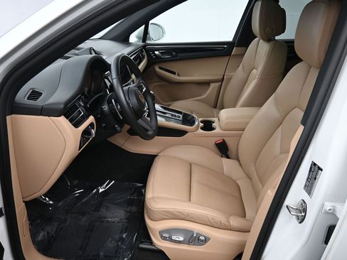 Certified 2022 Porsche Macan image 10
