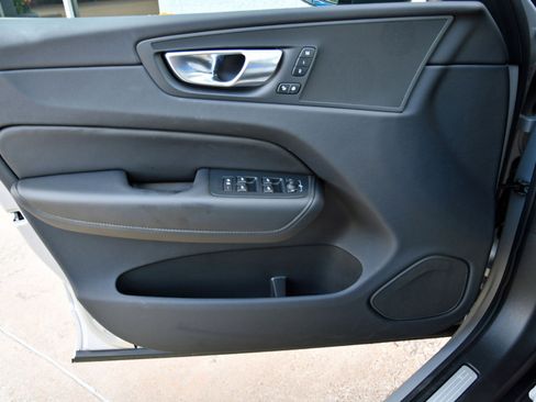 Used 2025 Volvo XC60 B5 Plus image 17