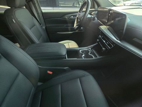 Used 2025 Chevrolet Traverse LT w/ Sun and Wheel Package FWD image 3