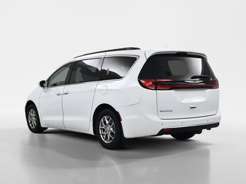 Used 2021 Chrysler Pacifica Touring-L FWD image 5