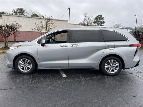 Used 2025 Toyota Sienna Limited image 14