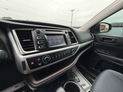 Used 2014 Toyota Highlander LE AWD/4WD image 18