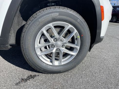 Used 2025 Jeep Grand Cherokee L Laredo image 12