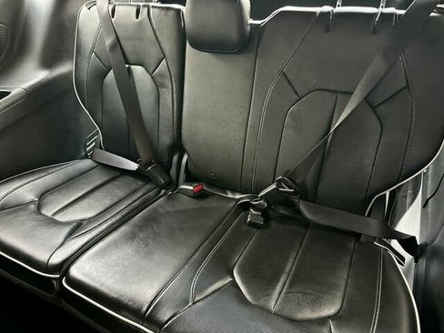 Used 2019 Chrysler Pacifica Limited w/ Advanced Safetytec Group FWD image 18