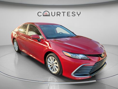 Used 2023 Toyota Camry LE FWD image 5