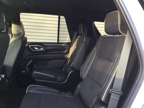 Used 2024 GMC Yukon SLT w/ SLT Luxury Package image 10