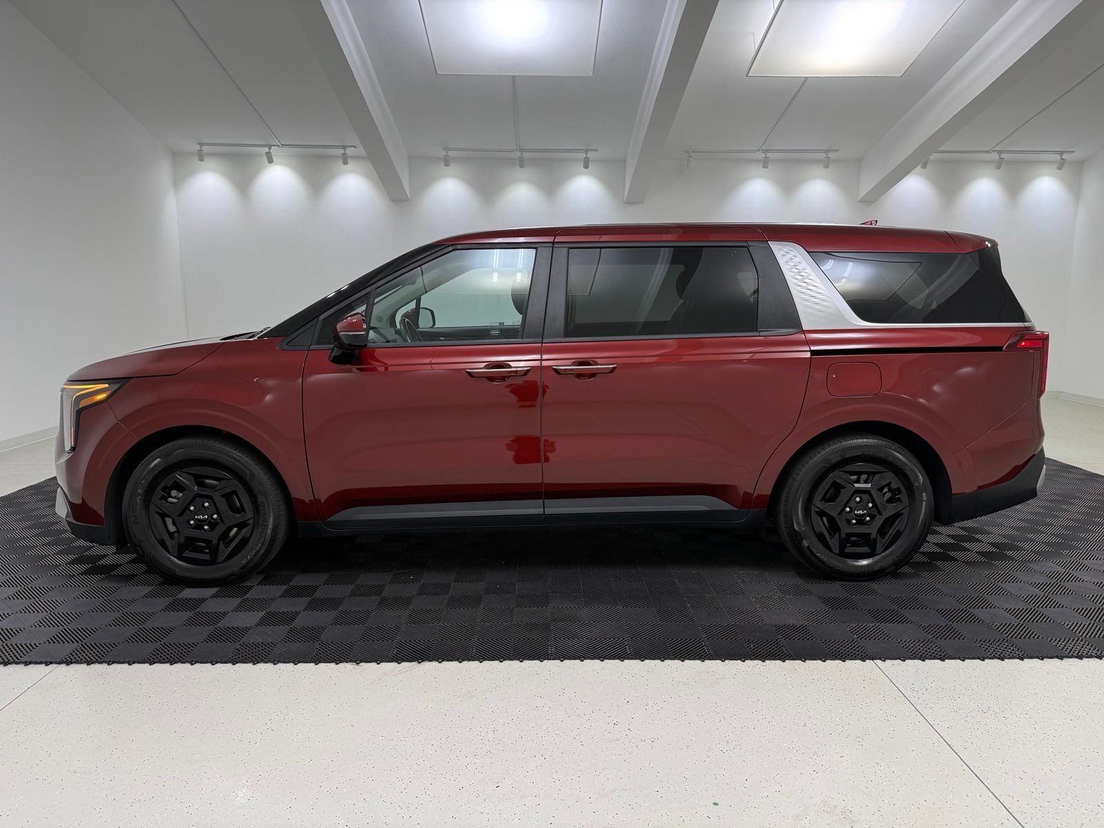 Used 2025 Kia Carnival FWD image 4