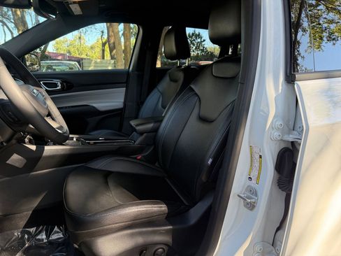 Used 2025 Jeep Compass Limited image 31