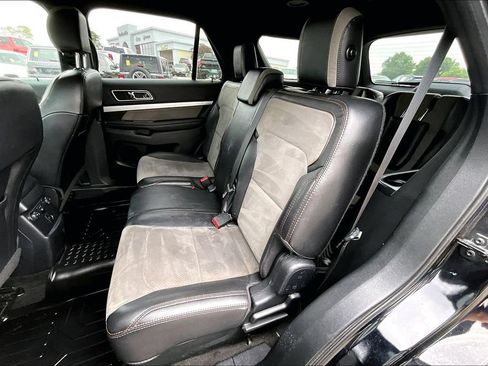 Used 2017 Ford Explorer XLT w/ Equipment Group 202A FWD image 25