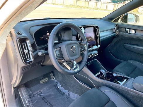 Used 2023 Volvo XC40 Recharge Ultimate w/ Protection Package Premier image 17