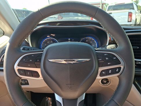 Used 2024 Chrysler Pacifica Limited FWD image 21