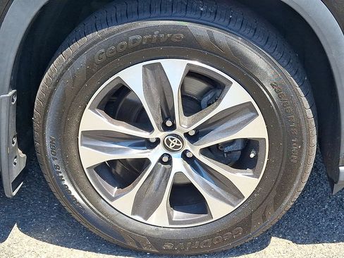 Used 2021 Toyota Highlander XLE AWD/4WD image 9