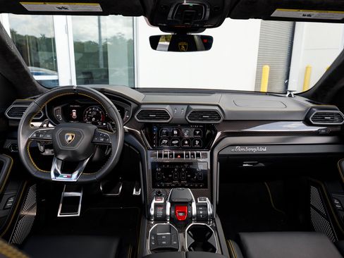 Used 2022 Lamborghini Urus image 31