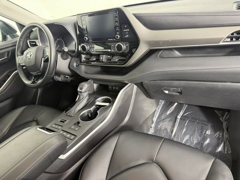 Used 2021 Toyota Highlander XLE AWD/4WD image 11