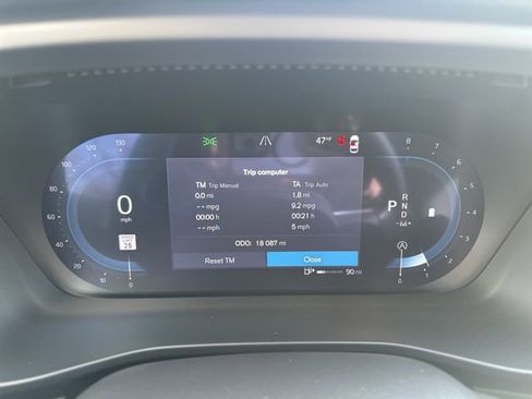 Certified 2025 Volvo XC40 B5 Core image 25