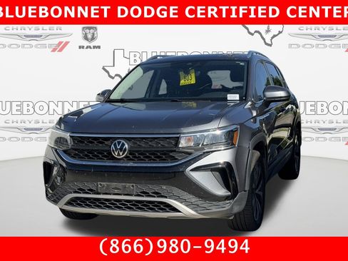Used 2022 Volkswagen Taos SE w/ Panoramic Sunroof Package FWD image 1