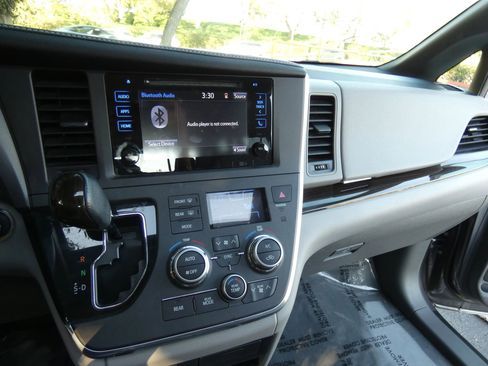 Used 2017 Toyota Sienna XLE image 63