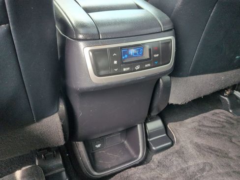 Used 2019 Toyota Highlander SE w/ Carpet Mat Package (TMS) AWD/4WD image 35