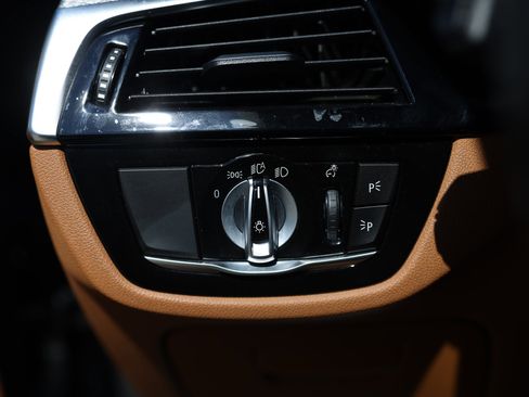 Used 2019 BMW M550i xDrive image 51