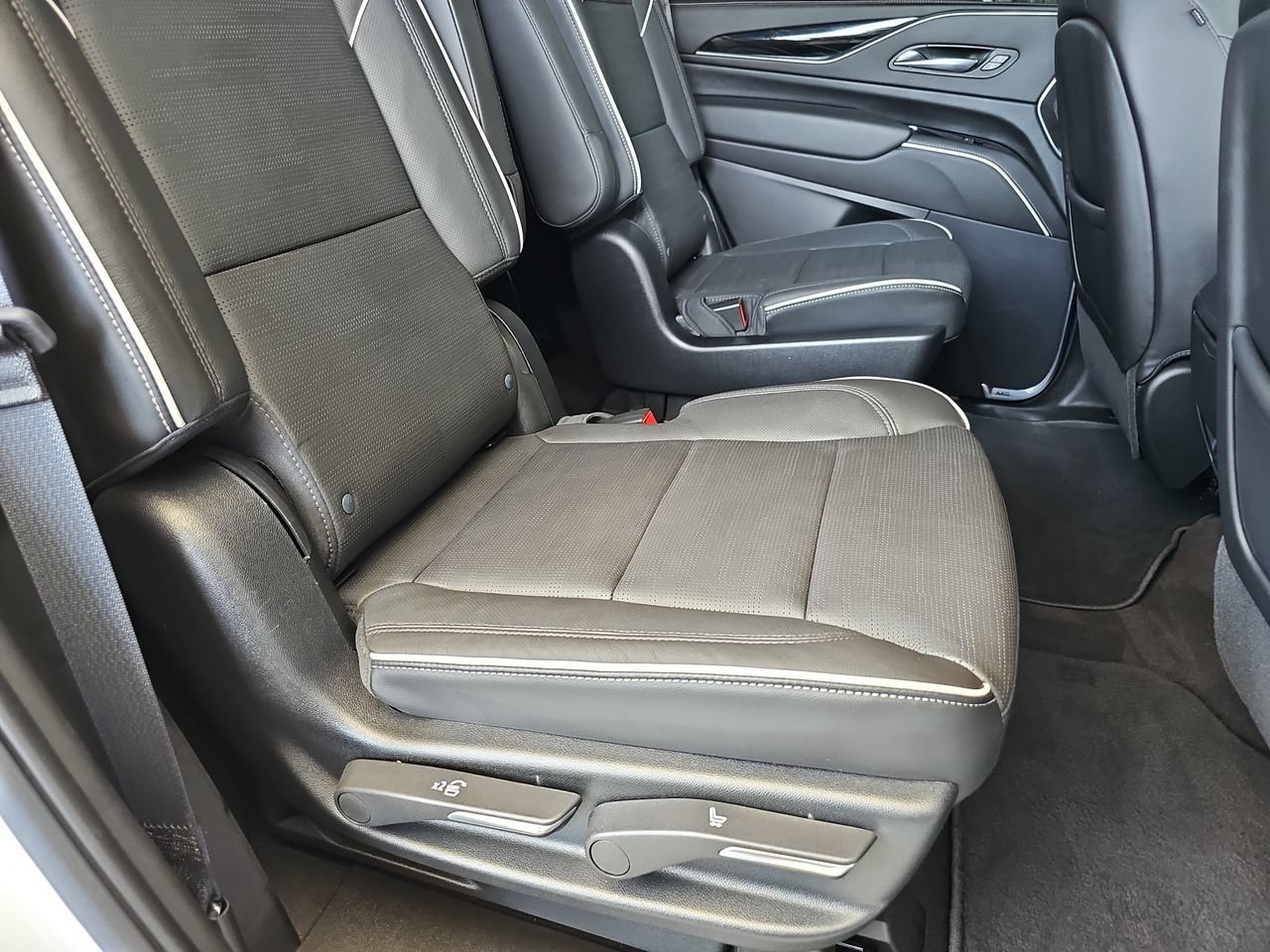 Certified 2023 Cadillac Escalade Sport w/ LPO, ONYX Package AWD/4WD image 15