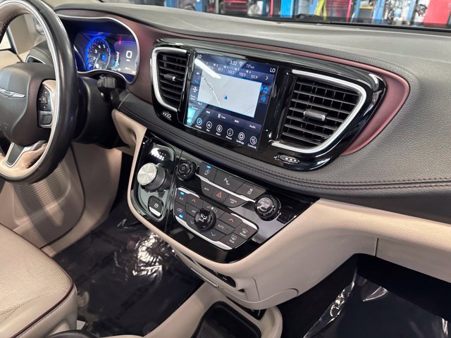 Used 2020 Chrysler Pacifica Limited FWD image 25