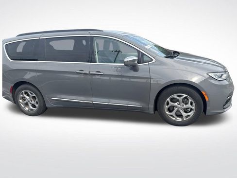 Used 2022 Chrysler Pacifica Limited FWD image 8