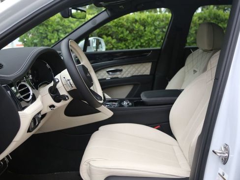 Used 2021 Bentley Bentayga image 38