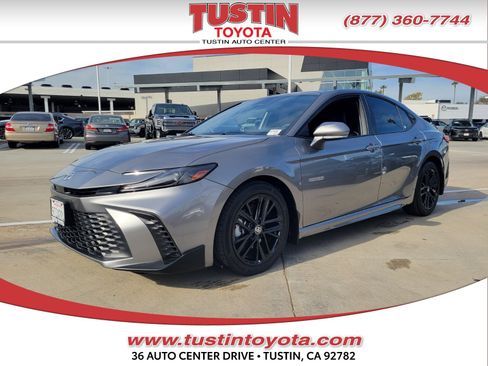 Certified 2025 Toyota Camry SE image 1