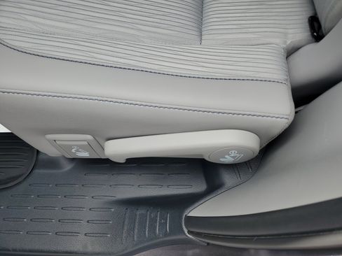 Used 2019 Toyota Highlander Plus FWD image 16