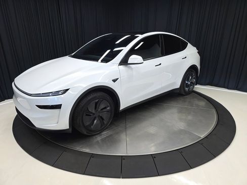 Used 2026 Tesla Model Y Long Range image 8