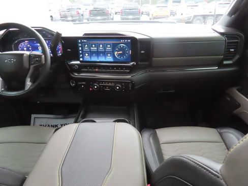 Used 2024 Chevrolet Silverado 2500 ZR2 w/ Technology Package AWD/4WD image 28
