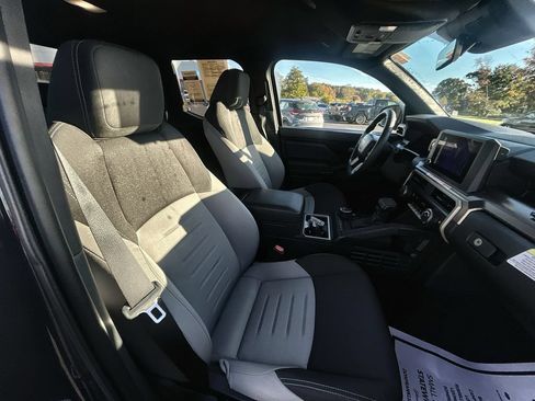 Used 2025 Toyota Tacoma TRD Sport AWD/4WD image 32