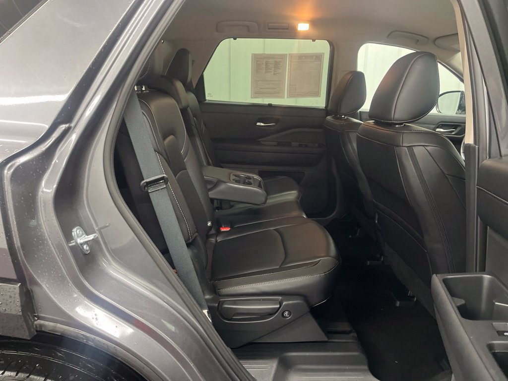 Used 2025 Nissan Pathfinder SL AWD/4WD image 12