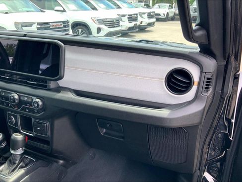 Used 2024 Jeep Gladiator Sport AWD/4WD image 14