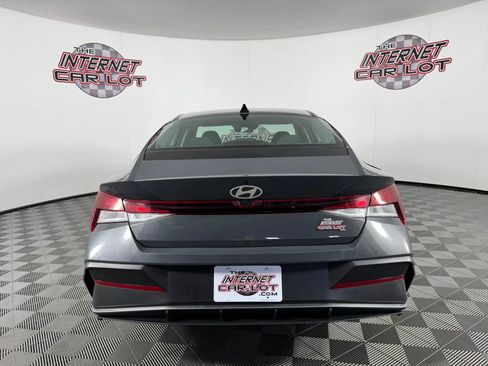Used 2024 Hyundai Elantra SE FWD image 6