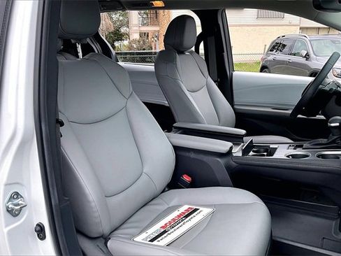 Used 2025 Toyota Sienna XLE image 30
