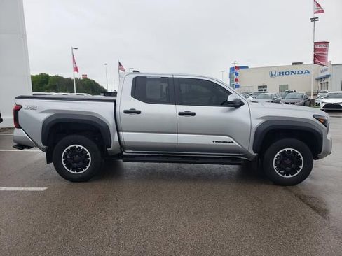 Used 2024 Toyota Tacoma TRD Off-Road AWD/4WD image 4