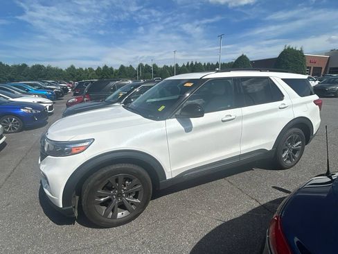 Used 2022 Ford Explorer XLT w/ Equipment Group 202A AWD/4WD image 3