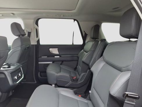 New 2025 Ford Expedition Active image 6