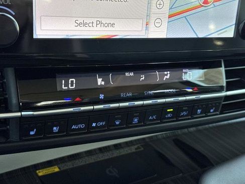 Used 2024 Toyota Sienna Limited image 14