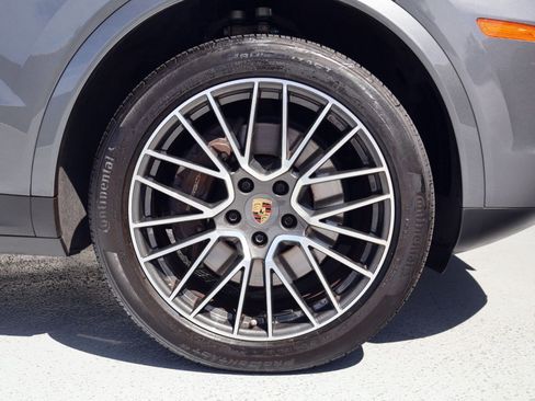 Certified 2023 Porsche Cayenne w/ Premium Package AWD/4WD image 27