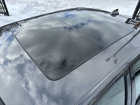 Used 2018 Chrysler 300 S w/ 300S Premium Group image 9