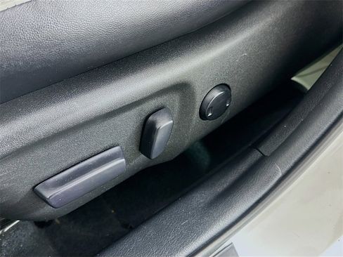 Used 2015 Toyota Camry image 18