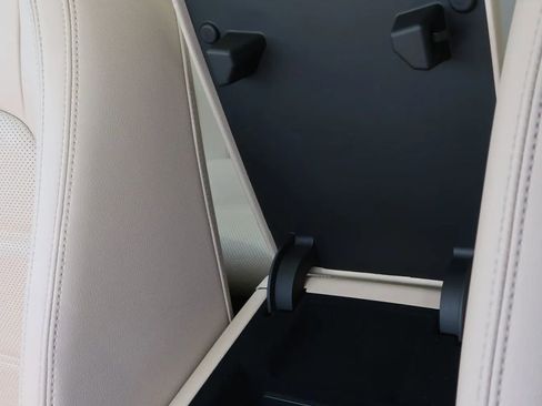 Used 2020 Jaguar XE S image 30