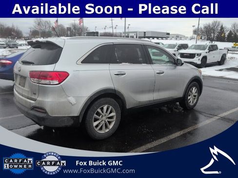 Used 2017 Kia Sorento LX image 4