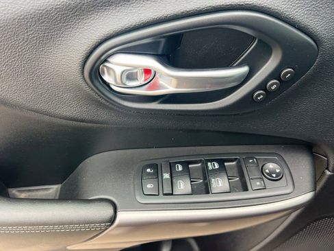 Used 2019 Jeep Cherokee Limited w/ Luxury Group AWD/4WD image 8